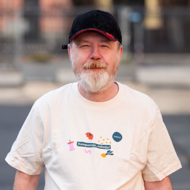 Kdo s radostí nosí triko „Kompostuju, nehniju!“ a zároveň tvoří věci, které dávají smysl? 🧰 Karel – dřevoobráběč tělem i...